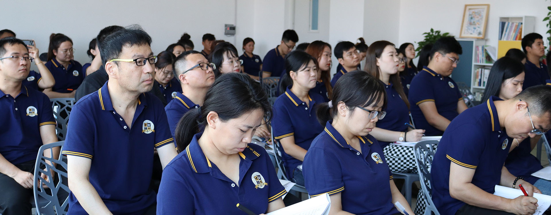 从后面操女人的骚屄下面中间视频网站